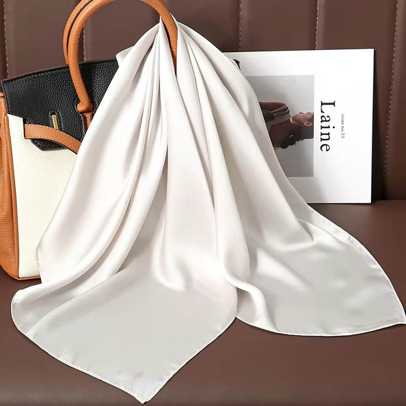 Bufanda cuadrada de seda de Co - Luxury Bags Online reseña y precio